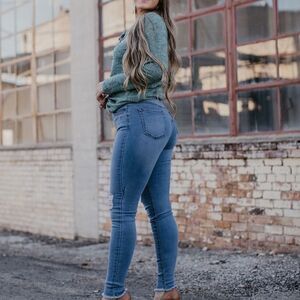 𝅺abela Story & Co light wash ripped skinny jeans. NWT